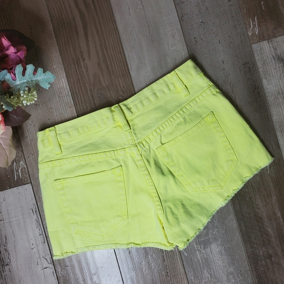 Forever 21 Bright Yellow Studded Distressed Jean Shorts Bootie Shorts Size 26 - Picture 16 of 16